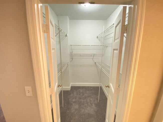 Building Photo - Downtown stunner! 1-Bed / 1-Bath in the Gr...