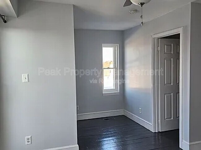 Building Photo - 216 N 32nd St