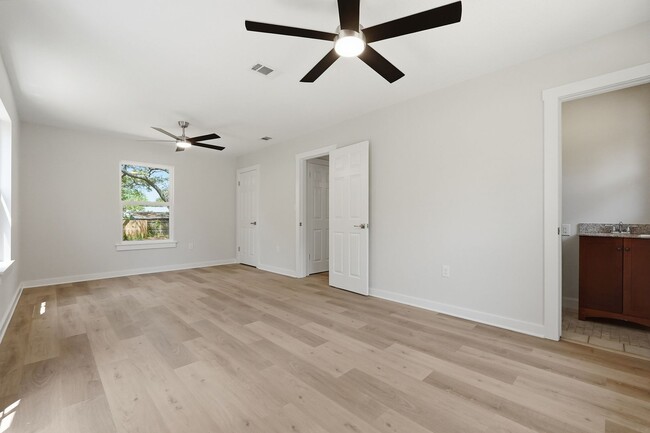 Building Photo - All Brick Home & Large Yard in Niceville!