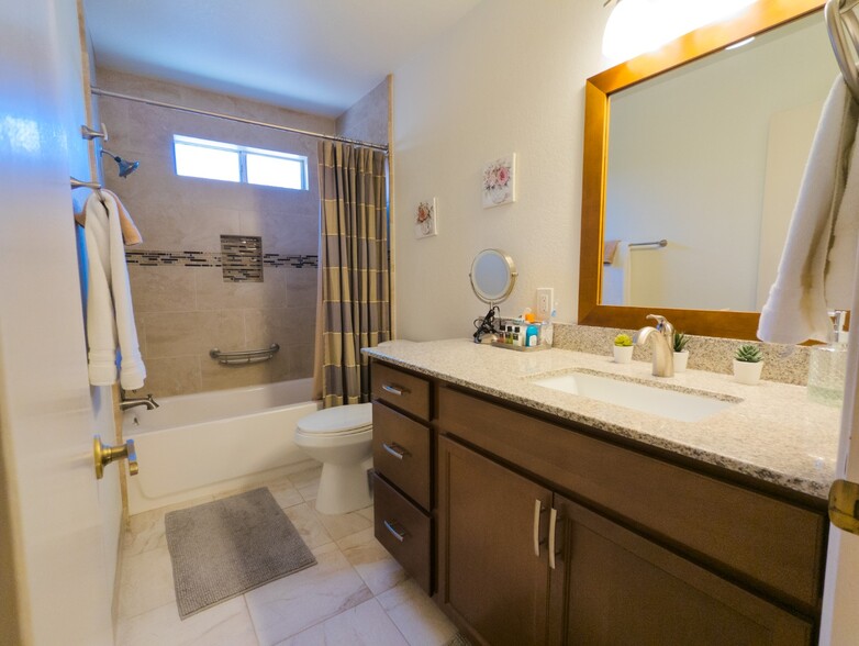 Full guest bath with safety grab bar - 2071 Leisure World