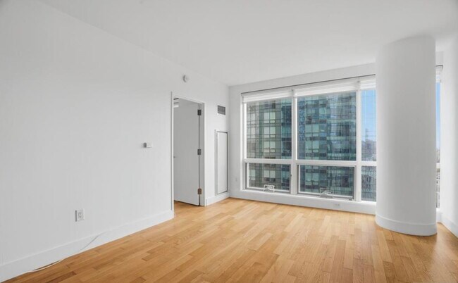 Building Photo - 77 Hudson St