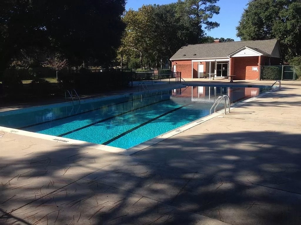 Community pool - 910 Dolphin Ct
