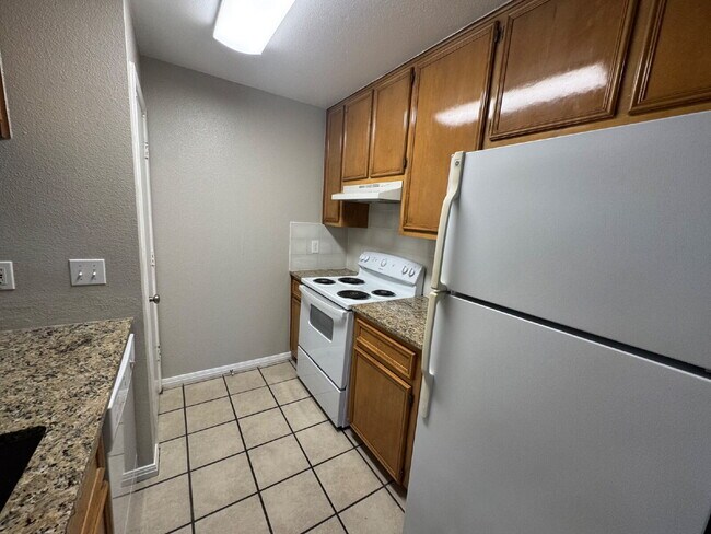 Building Photo - 2-Bed 2-Bath 1-Car Garage easy access to W...