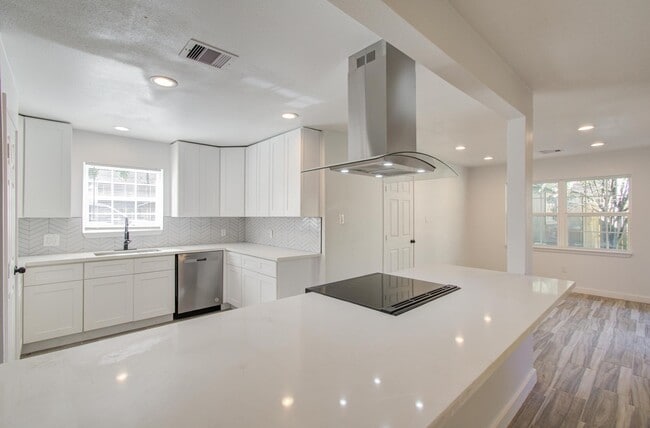 Building Photo - 591 River Plantation Dr