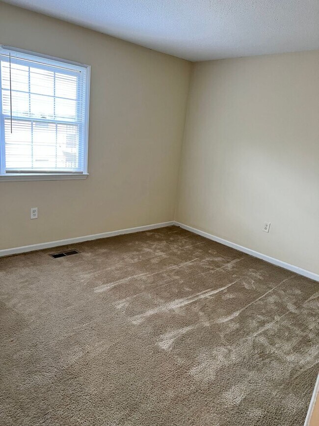 Building Photo - 2 Br 1 1/2 Bath Townhome