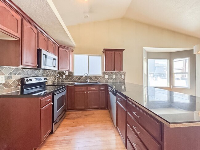 Building Photo - 5 bed 3 bath home in quiet neighborhood!