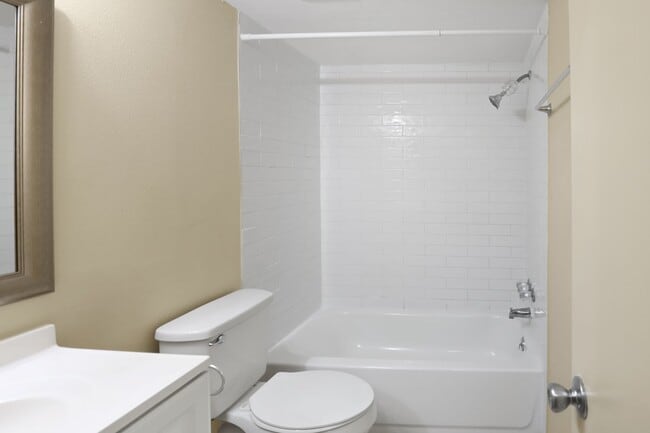 Building Photo - 1-Bedroom Condo Near Downtown Sarasota
