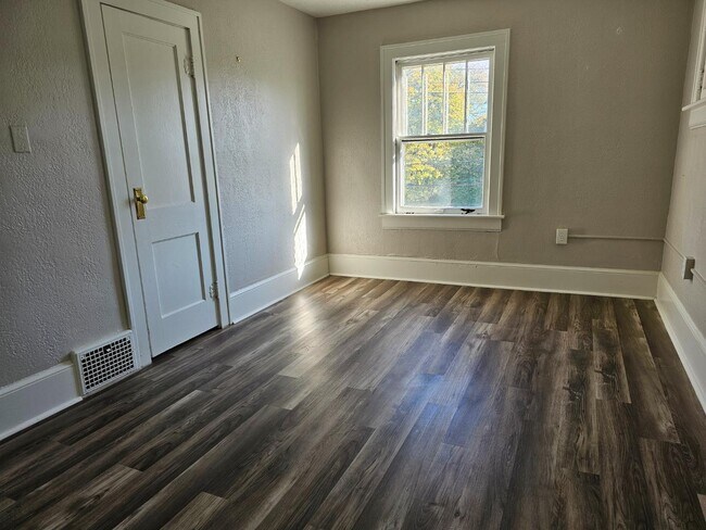 Building Photo - 165 Oak Park Dr