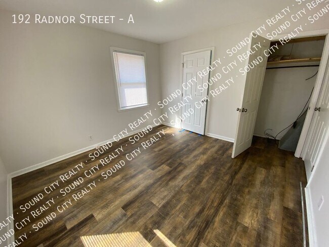 Building Photo - 5 miles to downtown * 2BR duplex available...