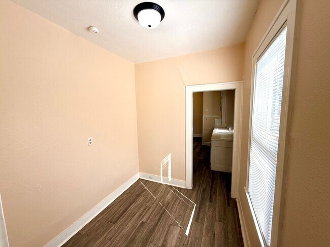 Building Photo - *COMING SOON* Charming 1-Bedroom Duplex With Laminate Flooring Throughout + Fenced Backyard