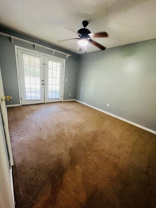 Building Photo - Convenient Comfort: 3-Bed, 2-Bath Home Nea...
