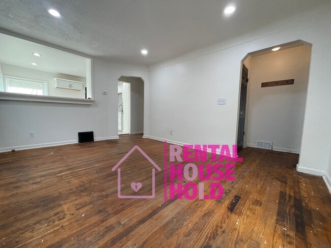 Building Photo - ~ 3 BEDROOM 1 BATH BUNGALOW FREE PRE-SCREEN