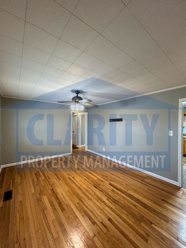 Building Photo - Single level! Two bedrooms!