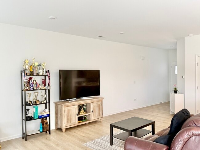 Building Photo - 331 Red Oak Cir