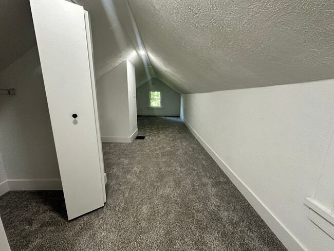 Building Photo - Three Bedroom Three Bath