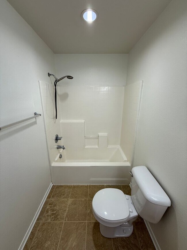 Building Photo - Beautiful 4 Bedroom, 2 1/2 Bathroom Townho...