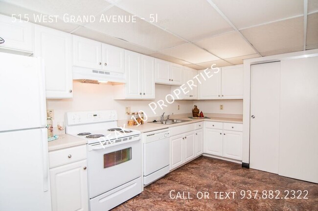 Building Photo - Spacious one-bedroom apartments with a par...