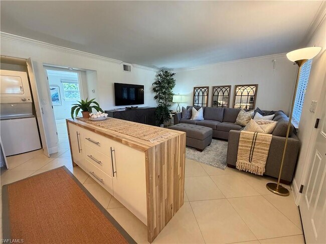 Building Photo - 960 7th St S