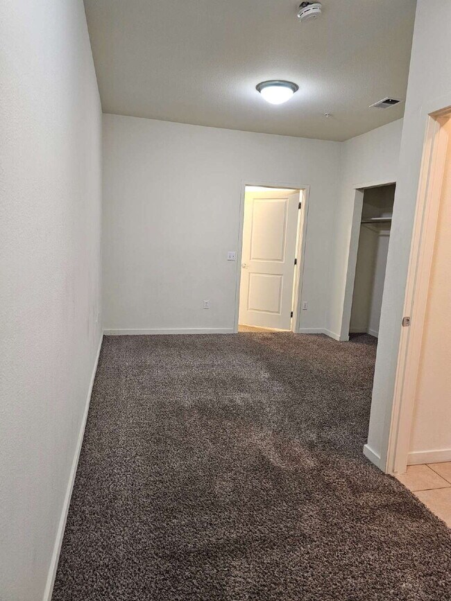 Building Photo - Convenient and Spacious 2BR/2BA in Park Hill of Denver