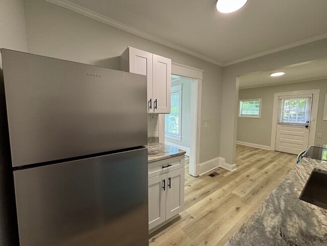Building Photo - 3bed/1bath House $1395!