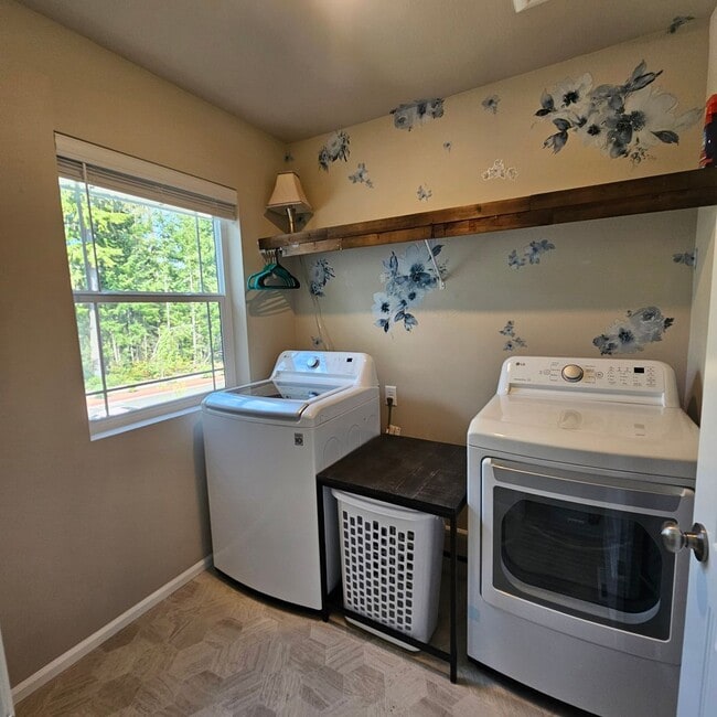 Building Photo - Beautiful 4-Bedroom Home with Spacious Loft, Fenced Yard & More!