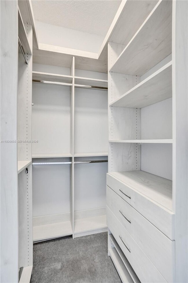 Building Photo - 652 W Palm Aire Dr