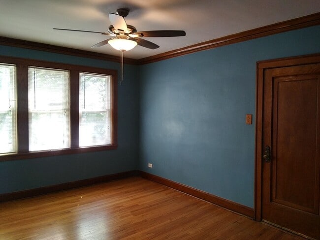 Building Photo - 3044 N Lockwood Ave