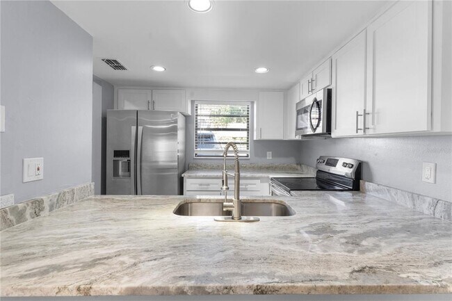 Building Photo - 10132 Lake Oak Cir