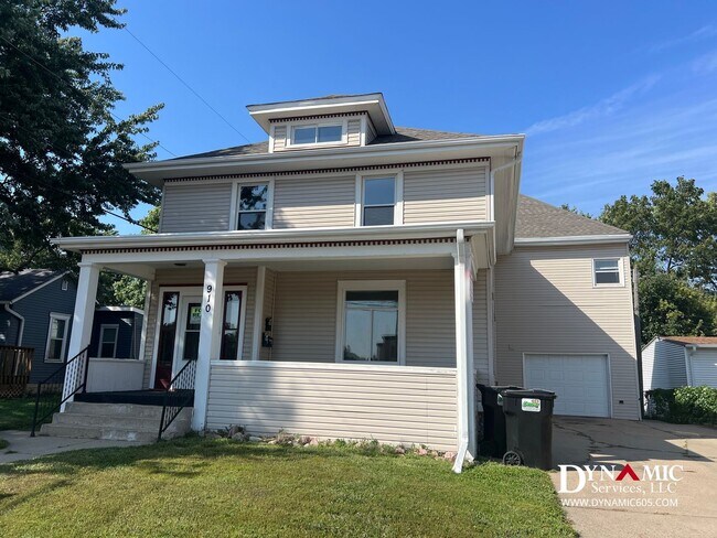 Building Photo - Upper Level 1BD/1BA Apartment - Tenant Pay...