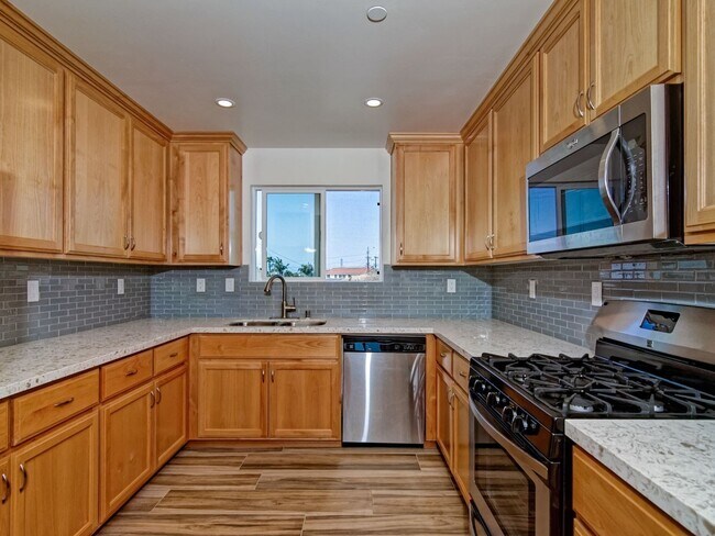 Primary Photo - 6372-6378 Inman St