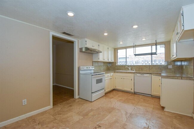 Building Photo - 8515 Riverside Walk Ln