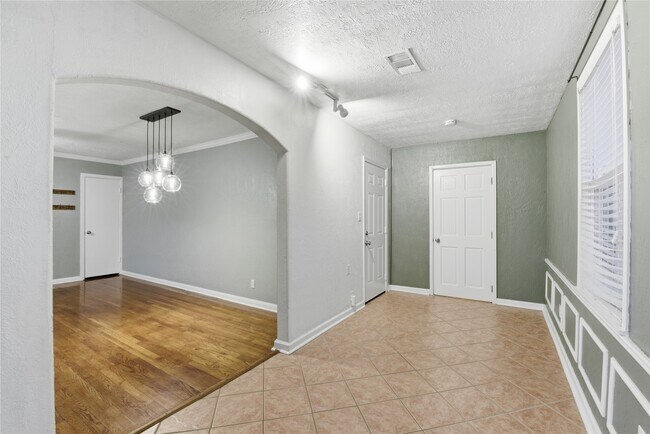 Building Photo - 1814 Chantilly Ln