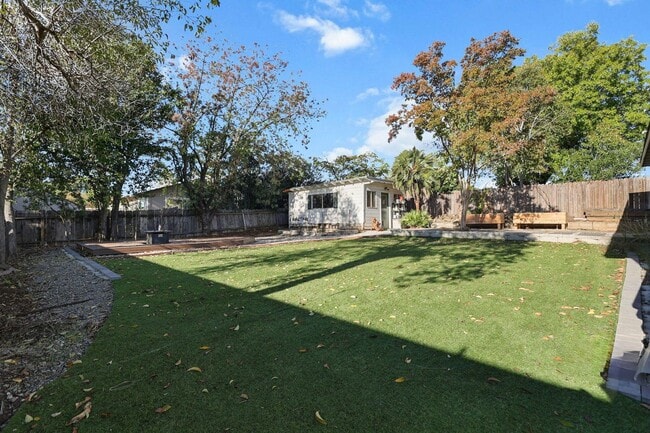 Building Photo - Large Family Home