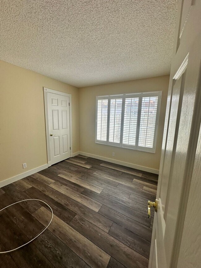 Building Photo - 3 Bedroom - North Napa (cross street Salvador)