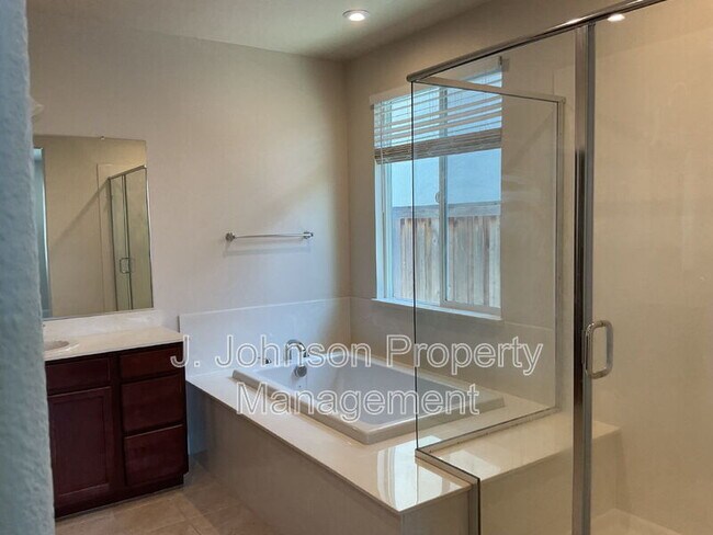 Building Photo - 644 Albany St