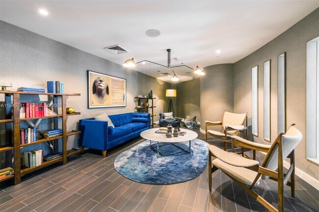 Building Photo - 2831 S Bayshore Dr