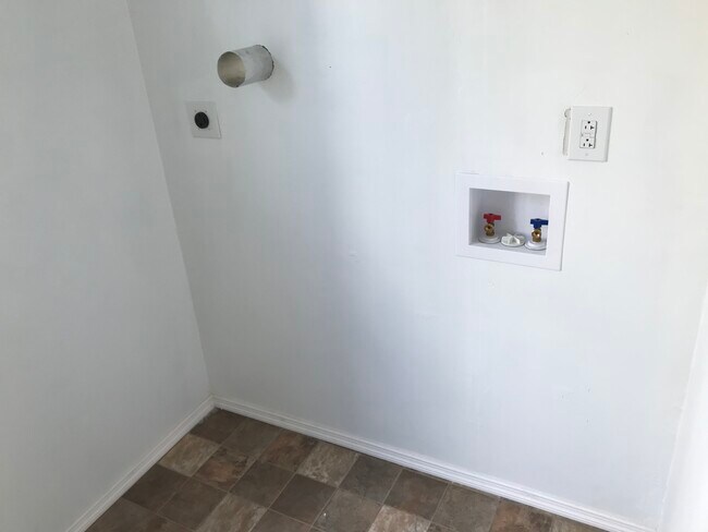 Building Photo - 1550 Lewis St