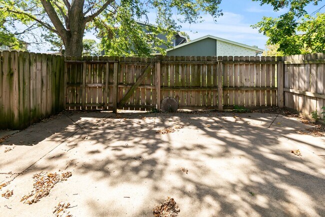 Building Photo - Spacious 3 Bedroom/ 3 Bath Townhouse