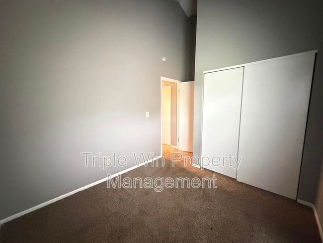 Building Photo - 2450 Jenkee Dr