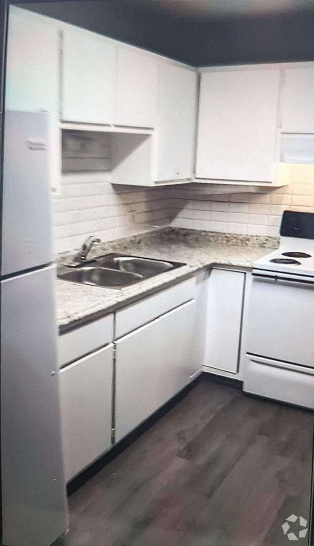 Building Photo - Upstairs 1 Bedroom Apartment