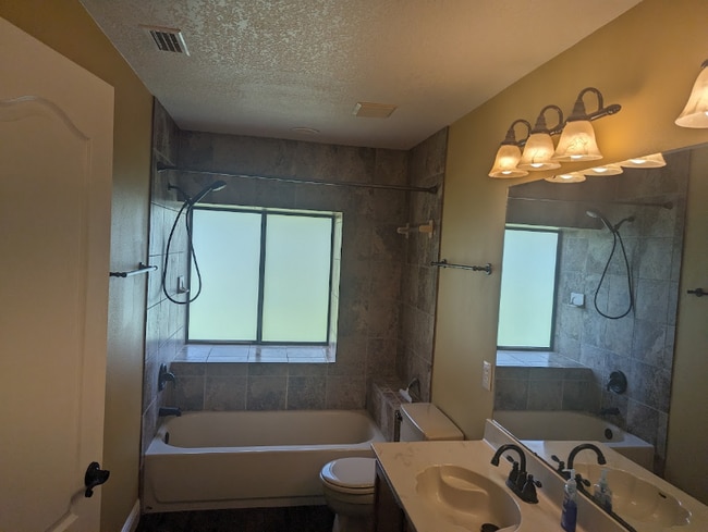 Building Photo - 1043 Weaver Dr