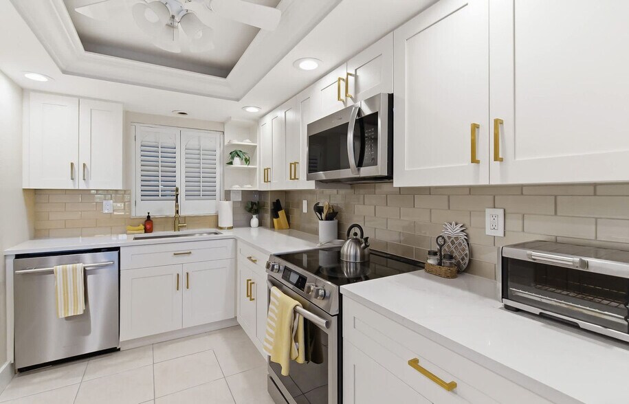 Building Photo - 853-899-899 Beach Rd