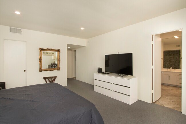 Large Main Bedroom with walk in closet.. - 501 Desert Lakes Cir