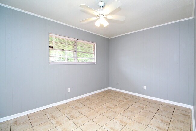 Building Photo - Recently Updated 2-Bedroom Milton Unit Featuring Modern Interior, Functional Layout, Shared Backy...