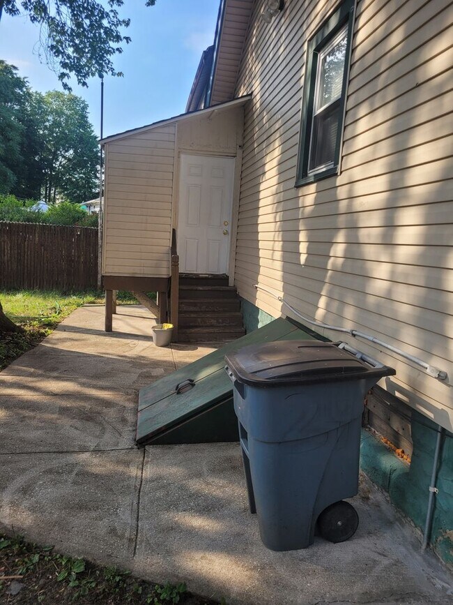 Building Photo - 24 Valley St