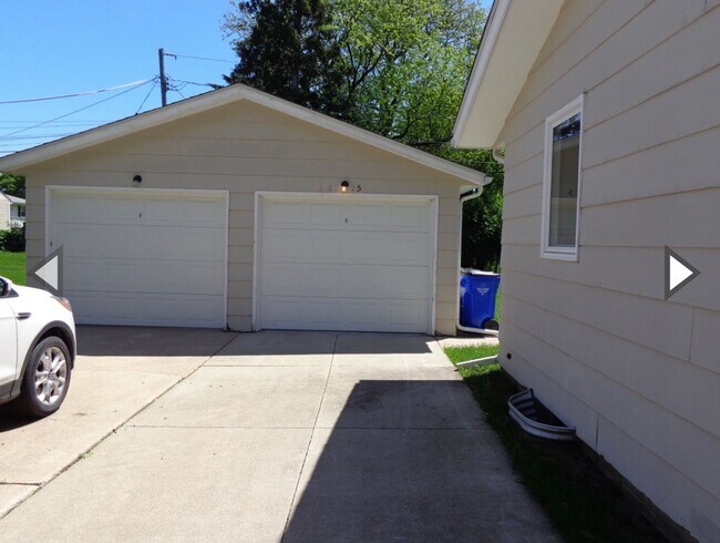 Building Photo - 2325-2327 Victoria Dr SW