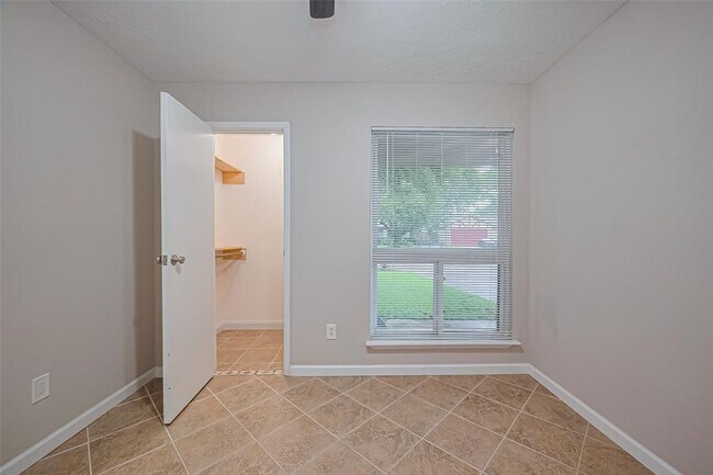 Building Photo - 10015 Sageyork Dr