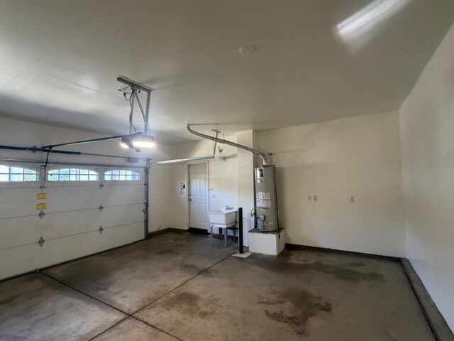 Building Photo - Gorgeous 3 Bedroom 2.5 Bathroom Plus Loft