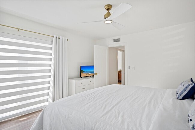 Building Photo - 5888 SE Riverboat Dr