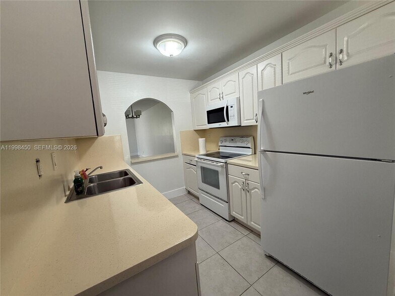 Building Photo - 155 Lakeview Dr